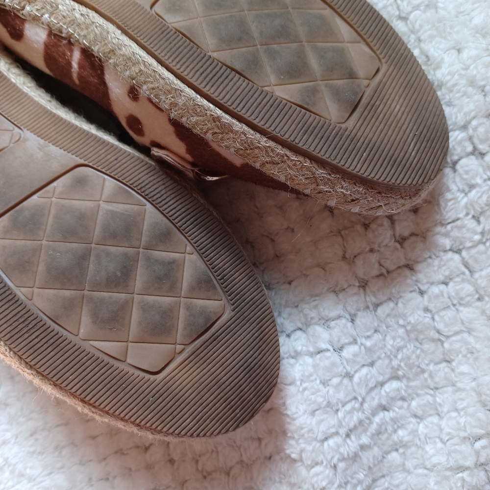 Cow print Ballerina flats shoes gold chain accent size 40 size 8 Women Trending - Picture 6 of 6